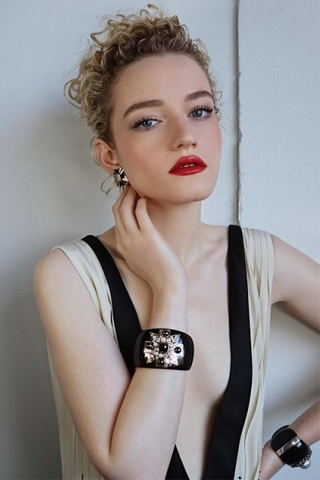 julia garner height